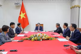 El primer ministro Pham Minh Chinh mantiene conversaciones telefónicas con su homólogo malasio, Anwar Ibrahim, el 6 de abril. (Foto: VNA)