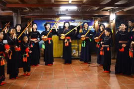Los habitantes locales llevan sus barcos a resguardo del tifón en el puente Thach Dong, comuna Thach Khe, provincia de Ha Tinh. (Foto: VNA)
