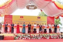Representantes de ambos países cortan la cinta para inaugurar el proyecto de restauración y renovación del Sitio Histórico del Presidente Ho Chi Minh en la provincia de Savannakhet. (Foto: VNA)