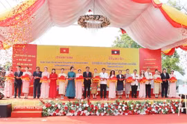 Representantes de ambos países cortan la cinta para inaugurar el proyecto de restauración y renovación del Sitio Histórico del Presidente Ho Chi Minh en la provincia de Savannakhet. (Foto: VNA)