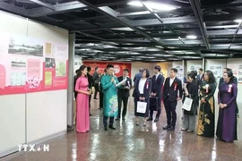 Visitantes en la exposición sobre el Presidente Ho Chi Minh en Fukuoka, Japón. (Foto: VNA)