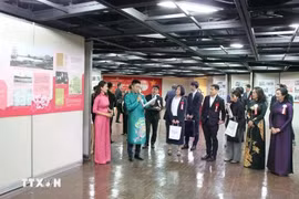Visitantes en la exposición sobre el Presidente Ho Chi Minh en Fukuoka, Japón. (Foto: VNA)
