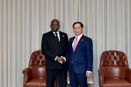 El vicepremier y ministro de Relaciones Exteriores de Vietnam, Bui Thanh Son (der.), y el ministro de Relaciones Exteriores de Angola, Téte António. (Foto: baochinhphu.vn)