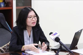 La directora general de la Agencia de Noticias de Camboya (AKP), Sokmom Nimul, concede una entrevista al corresponsal de la VNA en Phnom Penh. (Fuente: VNA)