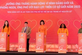 Los delegados firman un compromiso de esfuerzos conjuntos para promover la igualdad de género en la era digital. (Foto: VNA)