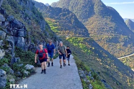Turistas extranjeros exploran Tuyen Quang. (Foto: VNA)