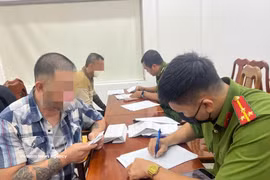 La policía de Ciudad Ho Chi Minh, en coordinación con las autoridades competentes, recibió a 47 ciudadanos vietnamitas deportados de Estados Unidos en la comisaría fronteriza del Aeropuerto Internacional de Noi Bai (Hanoi). (Foto: VNA)