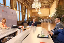 El embajador de Vietnam en Austria, Vu Le Thai Hoang, se reunió con el alcalde de Viena, Michael Ludwig, para hablar sobre la promoción de la cooperación local, los intercambios entre personas y el apoyo a la comunidad vietnamita en Viena. (Foto: VNA)