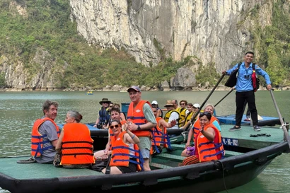 Turistas extranjeros en la bahía de Ha Long. (Fuente: thanhnien.vn)