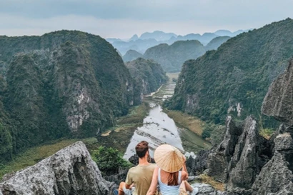 Turistas internacionales en la cima de la cueva de Mua, Ninh Binh. (Foto: VNA)