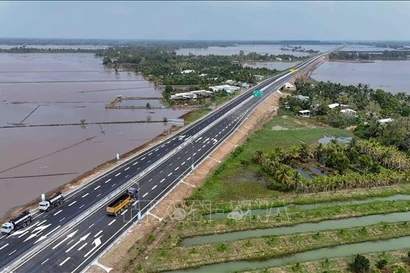 La finalización de la autopista Can Tho - Ca Mau ha acortado el tiempo de viaje de Can Tho a Ca Mau a solo 1 hora y 30 minutos. (Foto: VNA)