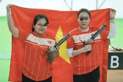 Trinh Thu Vinh (derecha) ganó la medalla de oro y Nguyen Thuy Trang conquistó la de plata en la prueba individual femenina de pistola de aire comprimido de 10 metros. (Fuente: VNA)