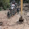 Los equipos de rescate buscan víctimas tras las inundaciones y deslizamientos de tierra en el norte de Sumatra, Indonesia. (Foto: Xinhua/VNA)