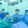 Médicos vietnamitas en la cirugía. (Fuente: VNA)