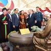 El viceprimer ministro Bui Thanh Son visita el stand de la provincia de Bac Ninh en la Feria de Primavera de 2026. (Fuente: VNA)