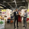 El embajador de Hanoi en Berlín, Vu Quang Minh, y Marco Berger, director ejecutivo de cadena de supermercados Selgros. (Fuente: VNA)