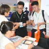 Los visitantes aprenden sobre soluciones tecnológicas pioneras en el campo de la electricidad y la energía. (Foto: hanoimoi.vn)