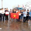 El vicepresidente del Comité Popular Provincial de Quang Tri, Le Van Bao (fila superior, cuarto desde la derecha), entrega regalos y recuerda a los pescadores el estricto cumplimiento de las normas contra la pesca IUU. (Foto: VNA)