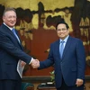 El primer ministro vietnamita, Pham Minh Chinh, recibe al director general de la empresa petrolera Zarubezhneft de la Federación de Rusia, Sergei Kudryashov. (Fuente: VNA)