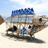 Modelo de pez gobio gigante para recoger residuos plásticos en la playa My Khe (Da Nang). (Fuente: VNA)