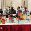 El consejero comercial vietnamita en Malasia, Le Phu Cuong (en el centro), presenta productos tradicionales vietnamitas a los invitados. (Fuente: VNA)