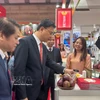 El embajador de Vietnam en Japón, Pham Quang Hieu, visita un stand que exhibe frutas vietnamitas. (Fuente: VNA)
