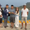 Turistas liberan la tortuga marina. (Fuente: VNA)