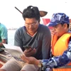 Oficiales y soldados de la Región 4 de la Guardia Costera realizan campañas de divulgación sobre la prevención y la lucha contra la pesca ilegal, no declarada y no reglamentada (IUU) dirigidas a las tripulaciones de los buques pesqueros. (Foto: VNA)