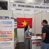Empresas internacionales visitan el stand vietnamita. (Fuente: VNA)