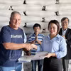 La directora de AgriVMA, Nguyen Thi Thom, y el director general de la empresa agroinldustrial Los Palacios, Michel Ballate Camejo, firman el contrato de entrega. (Fuente: VNA)