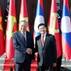 El secretario general del Partido Popular Revolucionario de Laos y presidente del país, Thongloun Sisoulith, recibe al secretario general del Partido Comunista de Vietnam, To Lam (izquierda). (Foto: VNA)