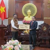Nguyen Van Khoi, vicepresidente del Comité Popular de la ciudad de Can Tho, (derecha) recibe a Vipra Pandey, cónsul general de la India en Ciudad Ho Chi Minh. (Fuente: VNA)