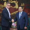 El primer ministro vietnamita, Pham Minh Chinh, recibe al vicepresidente a cargo de Transformación Digital y Cadena de Suministro a nivel global de HP, Antoine Colin. (Fuente: VNA)