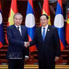 El secretario general del Partido Comunista de Vietnam, To Lam, se reúne el 1 de diciembre de 2025 con el primer ministro laosiano, Sonexay Siphandone. (Fuente: VNA)