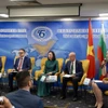 La embajadora de Vietnam en Bulgaria, Nguyen Thi Minh Nguyet, asiste a un debate en Bulgaria. (Foto: VNA)