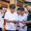 El vicepresidente del Comité Popular de Quang Ngai, Do Tam Hien (segundo desde la izquierda), inspecciona las labores de prevención y control de la pesca ilegal, no declarada y no reglamentada (IUU) en el puerto pesquero de My A, barrio de Tra Cau. (Fuente: VNA)