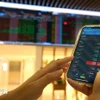 Clientes realizan transacciones en la sede de la empresa de valores Bao Viet. (Fuente: VNA)