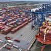 Actividades de carga y descarga de mercancías de exportación en el puerto internacional de contenedores de Hai Phong, en la localidad de Cat Hai, distrito de Cat Hai, ciudad de Hai Phong. (Foto: VNA)