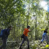 Los turistas exploran Pu To Co con mochilas y bastones de trekking. (Fuente: VNA)