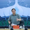 El primer ministro de Vietnam, Pham Minh Chinh, en la reunión con representantes de las fuerzas de construcción del Aeropuerto Internacional de Long Thanh. (Fuente: VNA)