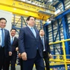 El primer ministro Pham Minh Chinh visita el sistema operativo de las centrales de GNL Nhon Trach 3 y 4. (Fuente: VNA)