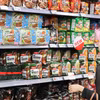 Los clientes eligen comprar fideos instantáneos en una tienda en Seúl, Corea del Sur. (Foto: YONHAP/VNA)