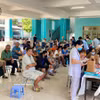 La gente espera su turno para el chequeo médico en el barrio de Tan Binh. (Fuente: VNA)