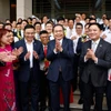 El presidente de la Asamblea Nacional de Vietnam, Tran Thanh Man, con representantes del Grupo Nacional de Industria y Energía de Vietnam. (Fuente: VNA)
