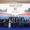 El secretario general del Partido Comunista y presidente de Vietnam, To Lam, el primer ministro de Tailandia, Anutin Charnvirakul, y delegados en el evento. (Fuente: VNA)
