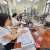 Personas realizantrámites administrativos en el Centro de Servicios Administrativos Públicos de la comuna de Thien Loc (Hanoi). (Fuente: VNA)