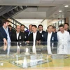 Representantes de la fábrica de Airbus en Sevilla presentan la escala de la planta al viceprimer ministro vietnamita Ho Duc Phoc. (Foto: VNA)