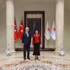La embajadora de Vietnam en Turquía, Dang Thi Thu Ha, y el gobernador de Bursa, Erol Ayyildiz. (Fuente: VNA)