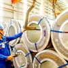 Trabajadores de la fábrica Ron Dong A revisan las bobinas de acero para garantizar la trazabilidad completa de la información del envío. (Fuente: www.sggp.org.vn)