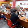 Clientes realizan transacciones en la sucursal de Agribank en la provincia de Hung Yen. (Foto: VNA)